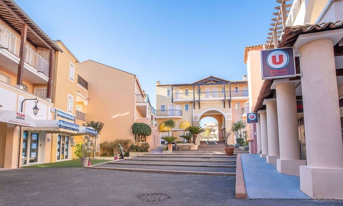 Le Dramont Apartment | Beautiful apartment for 6 people with WIFI, pool, TV, terrace and pets allowed