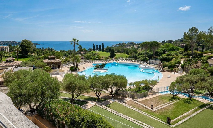 Le Dramont Apartment | Beautiful apartment for 6 people with pool, WIFI, TV, terrace and pets allowed
