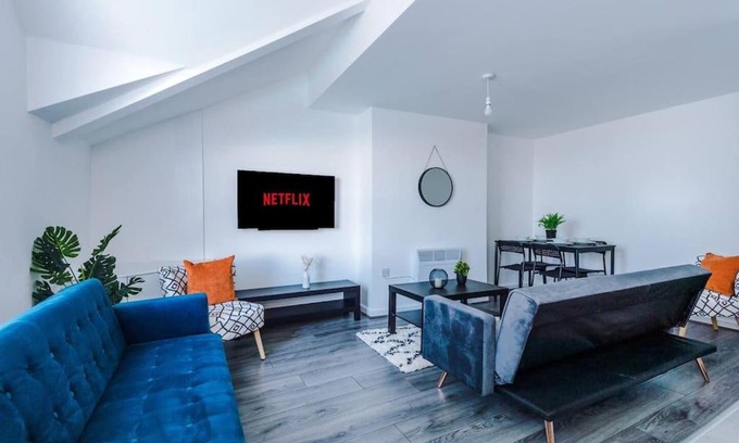 Bootle Apartment | Beautiful apartment tres - free public parking