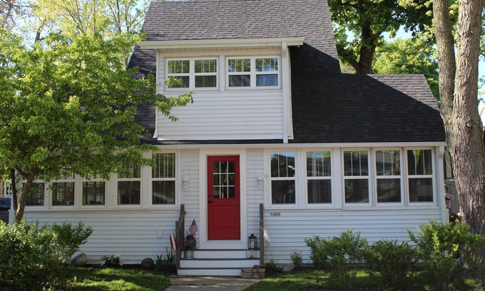 Delavan Lake Cottage | Beautiful Assembly Park Lakeside Getaway on Delavan Lake