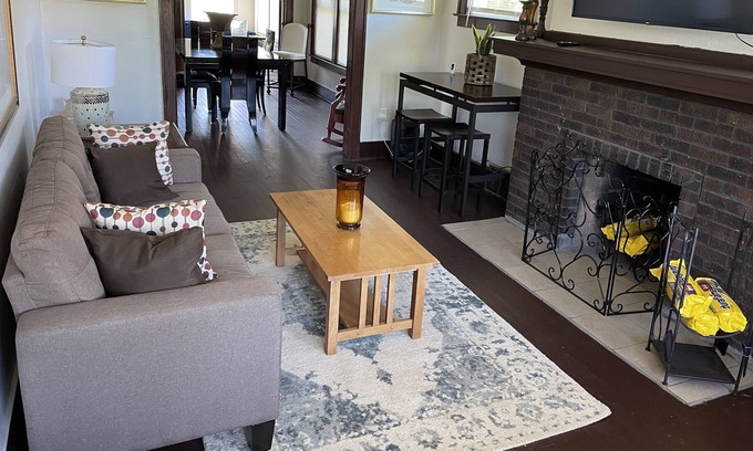 New Center Detroit Apartment | Beautiful attractive comfortable apartment 5min from downtown