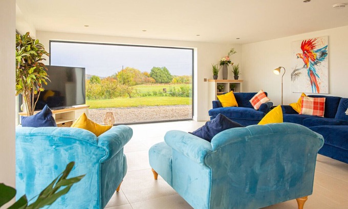 Cropthorne House | Beautiful Barn Conversion - Orchard Escape for 12