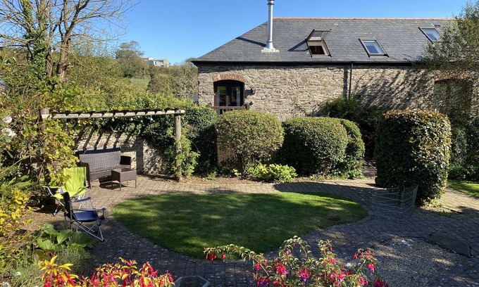 Burgh Island House | Beautiful Barn, huge garden, perfect retreat close to Devon beaches & estuaries