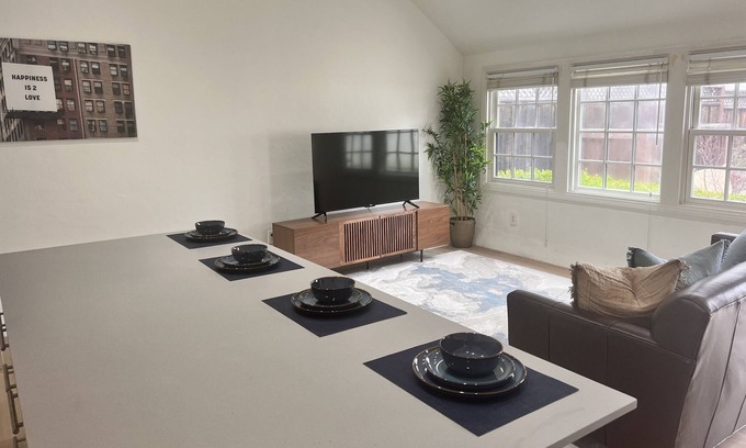 Belmont House | Beautiful Bay Area Pool house, renovated throughout, centrally located.