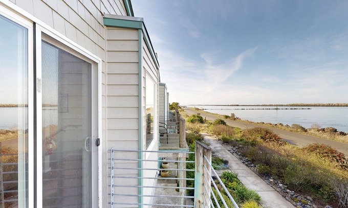 Newport House | Beautiful Bayfront Townhouse with Amazing Bridge Views, Next to the State Park