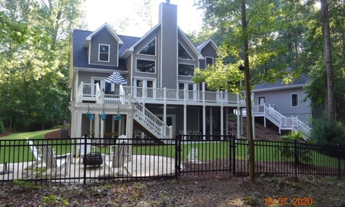 Gumlog House | BEAUTIFUL BEACH HOUSE ON LAKE HARTWELL ONLY 300 YARDS FROM TUGALOO STATE PARK