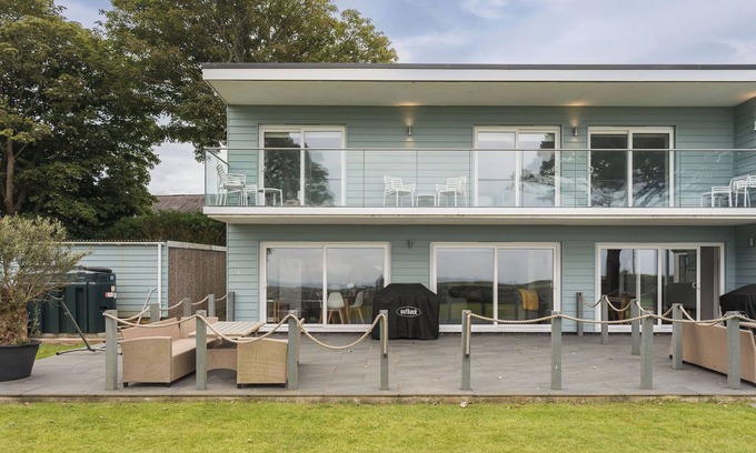 Nefyn House | Beautiful beach side home sleeping 8 guests with Hot Tub