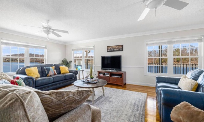 Piney Flats House | Beautiful Boone Lake Views for 8