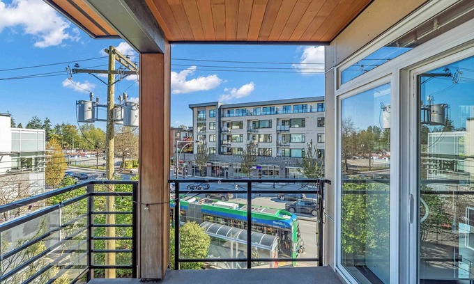 North Vancouver Condo | Beautiful & Bright 2 BR corner unit with home office space