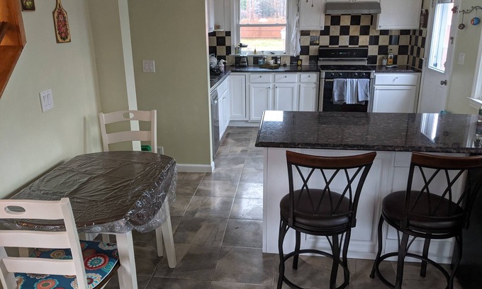 Newtonville House | Beautiful bright 2 Bedroom 2 Bathroom home centrally located in Colonie