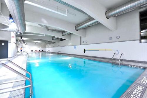 Crosstown Apartment | Beautiful Bright Modern Condo with Water view and AC in DT Vancouver 2BR,3BD,2BT sleeps 4 guests
