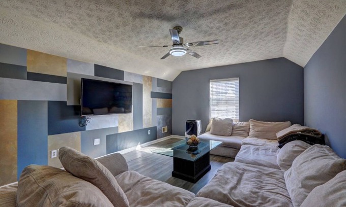 Ellenwood House | Beautiful Bungalow 15min from the Airport! 3bdrms-3updated bath