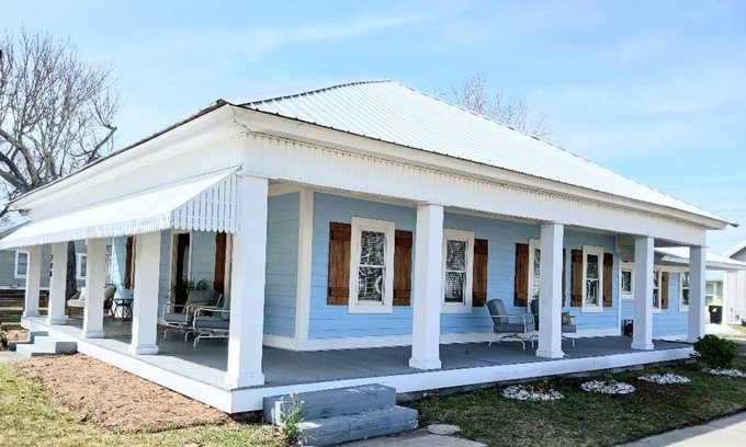 Morehead City House | Beautiful Bunglow, just a short walk from the Morehead City waterfront!