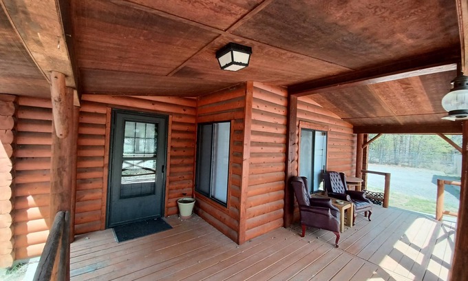 La Pine House | Beautiful cabin on wildlife trail boundary. Fenced , 30 minutes from Bachelor.