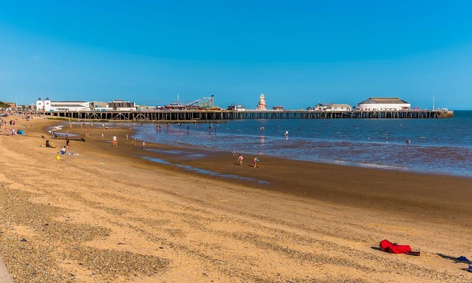Clacton-on-Sea House | Beautiful caravan with decking at Oaklands Holiday Park ref 39006BG