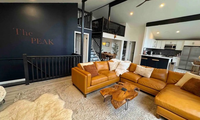 Tobyhanna Ski Chalet | Beautiful Chalet in Pocono Mountains, Hot Tub, Fire Pit, Lake, Pool & Skiing!