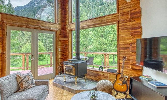 Leavenworth House | Beautiful Chalet with a Picturesque View of Nason Ridge