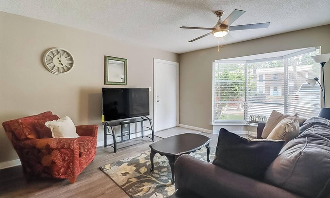 Pascagoula Apartment | Beautiful Clean 2 Bedroom 2 Blocks from beach 🏝