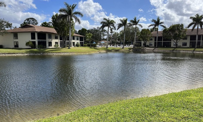 Naples Condo | Beautiful condo in an excellent area … 10 minutes to the beach