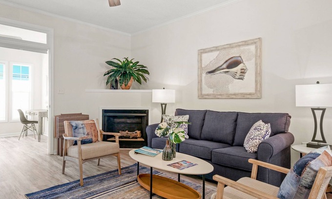 Vaught Condo | Beautiful condo with pool. 5 minute drive to beach. Sleeps 8. Pet friendly