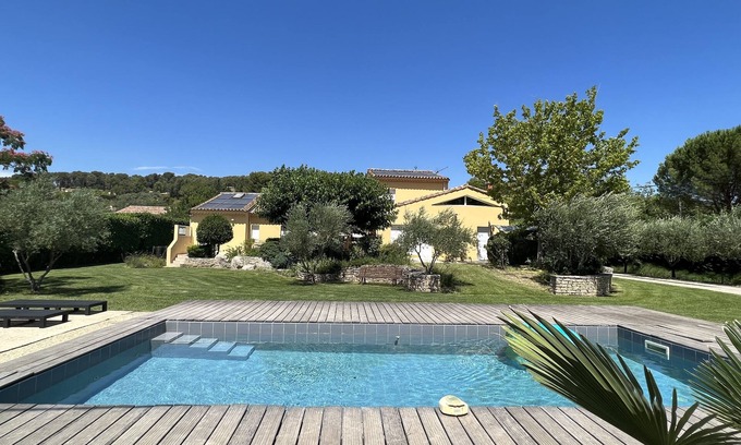 Cadenet Villa | Beautiful contemporary villa with pool