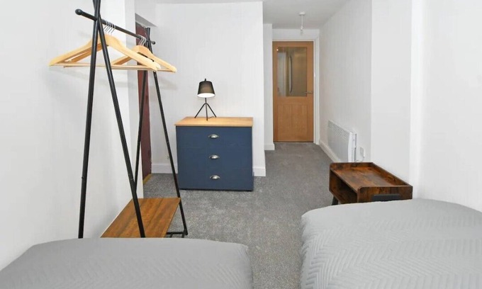 Burslem Apartment | Beautiful contractor stay 1 bedroom Apt in Stoke-on-Trent. Wifi, Washer & TV