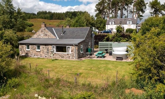 Blairgowrie Cottage | Beautiful cosy 2 bed cottage with woodburner & hot tub overlooking small lake