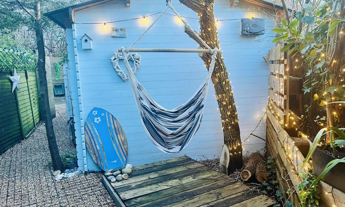 Felpham Cabin | Beautiful Cosy Garden Cabin, 5min Walk to Beach