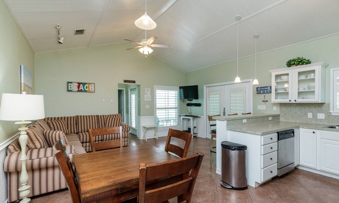 Corpus Christi Cottage | Beautiful Cottage w/ King Bed, Allocated Parking, Pool & Private Patio!