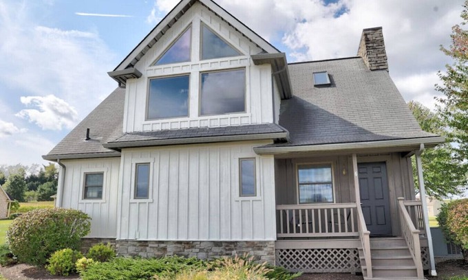 Millersburg Cottage | Beautiful Cottage With Seasonal Pool Hot Tub