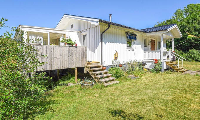 Munkeby House | Beautiful cottage with open and glazed terrace.