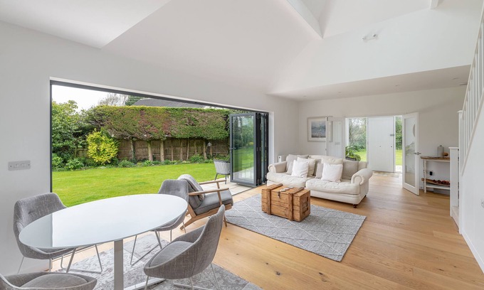 Limpley Stoke House | Beautiful countryside home, only 10 minutes drive to Bath