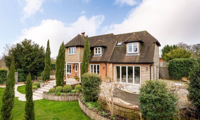 Lychpit House | Beautiful Country House in Historic Old Basing