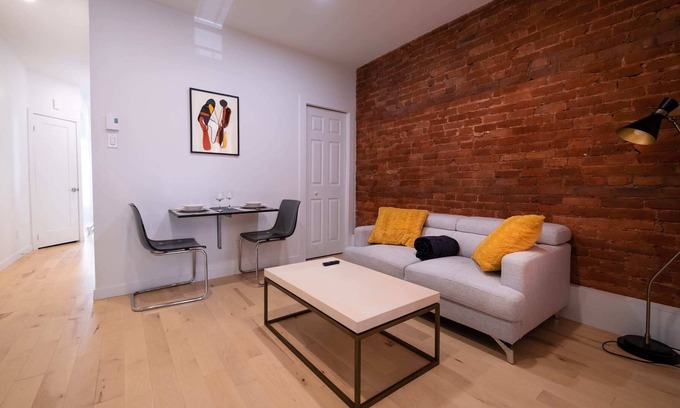 De Lorimier Apartment | Beautiful Cozy 2Bedr - 2min to Ave Mont-Royal !