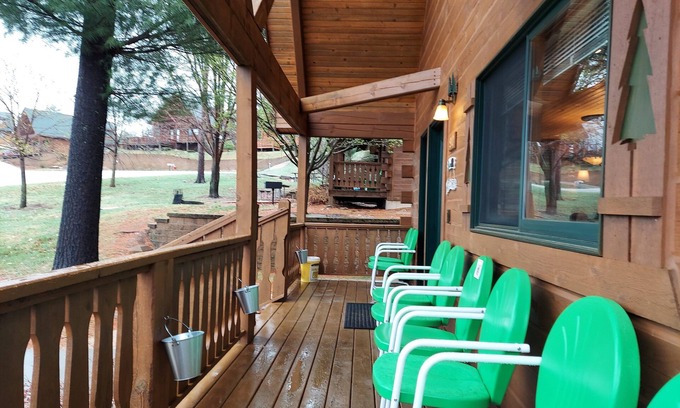 Warrens Cabin | Beautiful, cozy 3 bedroom cabin with additional loft space near water park!