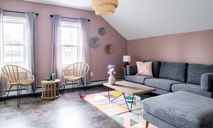 Federal Hill Apartment | Beautiful & Cozy Apt For Your Group ★ Hosts 6 People | Near Downtown & Fed. Hill