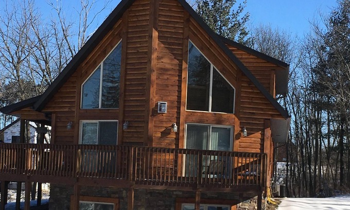 Baraboo House | Beautiful Custom Designed Log Home- Perfect Getaway For Your Family