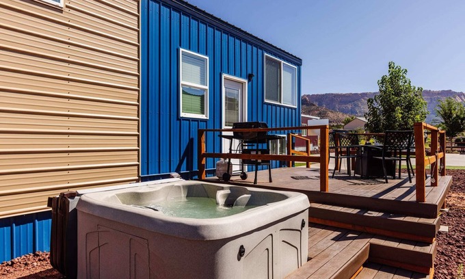 Apple Valley Apartment | Beautiful Dana Blue Tiny Home with Private Hot Tub