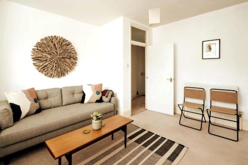 Harrow Road Apartment | Beautiful Designer Flat in Maida Vale, Sleeps 4