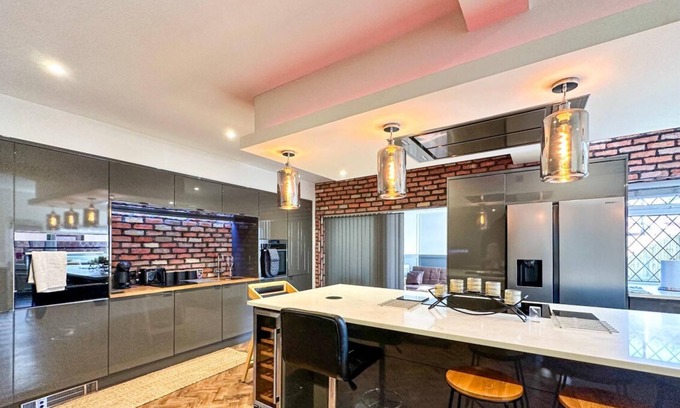 Northenden House | Beautiful Detached Villa - Jacuzzi Bath - Parking
