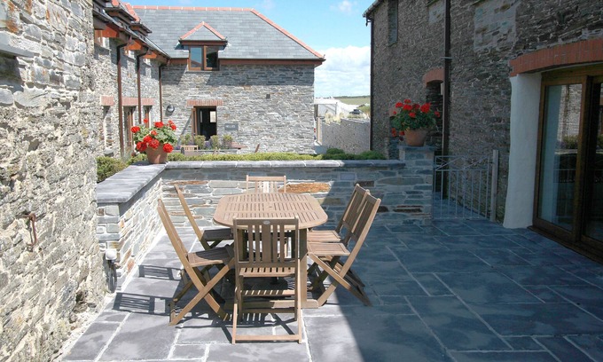Porthcothan House | Beautiful dog friendly barn conversion for 6 near a sandy beach and Padstow