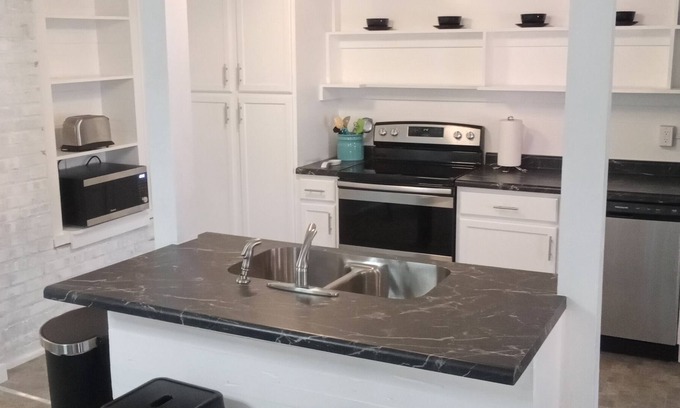 New London Apartment | Beautiful Downtown Apartment Near Entertainment and Dining