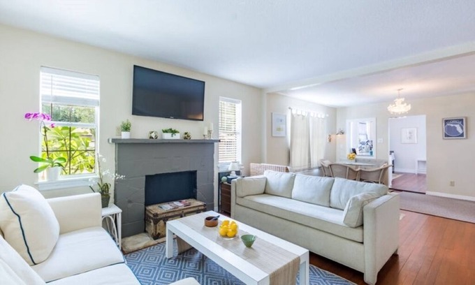 Gillespie Park Cottage | Beautiful Downtown Cottage near Beaches