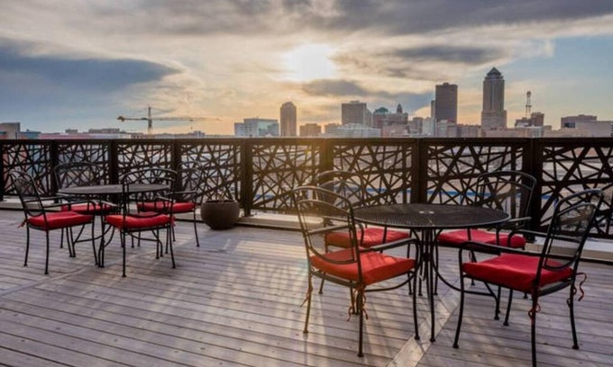 Downtown Des Moines Apartment | Beautiful Downtown Suite With Free Parking Gym More