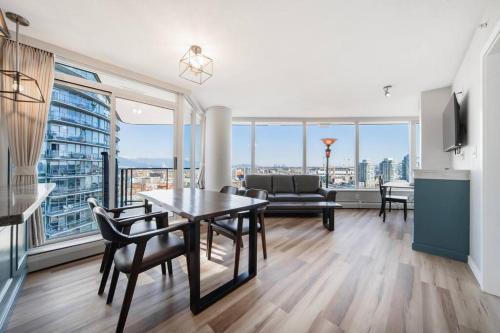 Crosstown Apartment | Beautiful Dt 3 Bed 2Bath Apat Free Parking & Pool