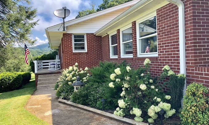 Franklin Other | Beautiful, Easy Access Farmhouse with attention to Detail and Spectacular Views