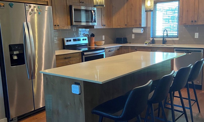 Sun Peaks House | Beautiful Echo Landing Retreat, Sleeps 8, 3 Bdrm, Private Hot Tub, Ski In/Out