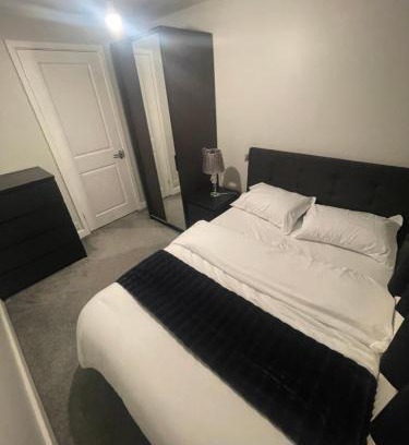 Ipswich House | Beautiful en-suite bedroom
