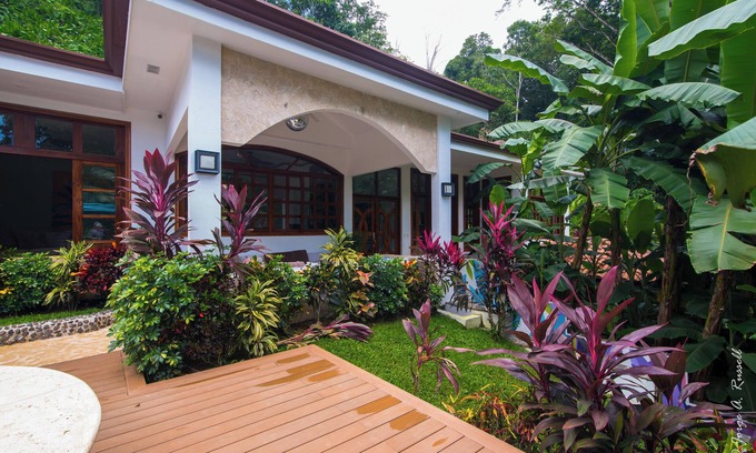Tarcoles House | Beautiful & Exclusive Garden Villa - Privacy, Security, Pool, Jacuzzi