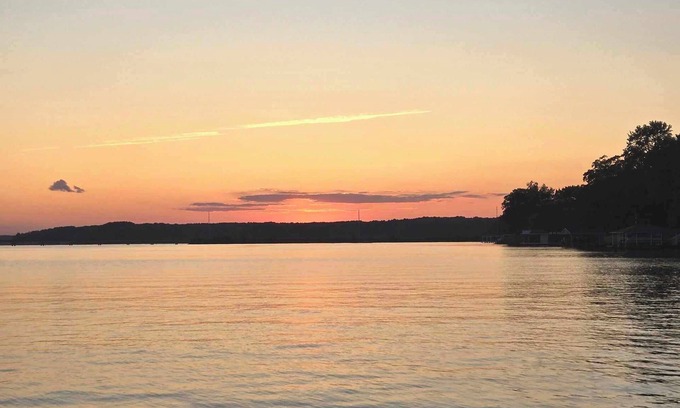Littleton House | Beautiful Family Friendly Lake Front Home with Pontoon Boat Rental